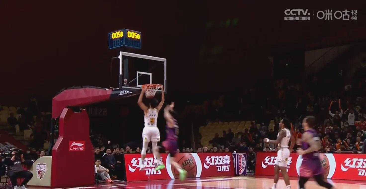 半岛体育登录入口-纷繁的比赛场面中，强劲的球员展现了实力