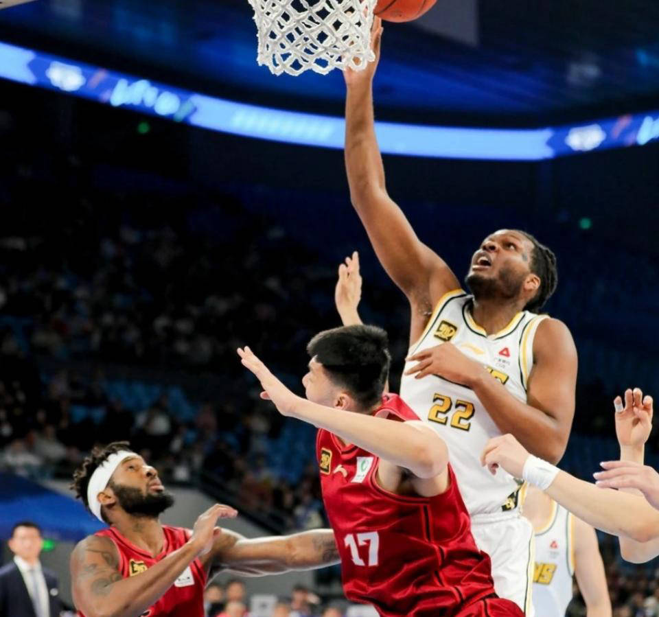 半岛综合平台app下载-篮球激战再度上演，逆转成为常态