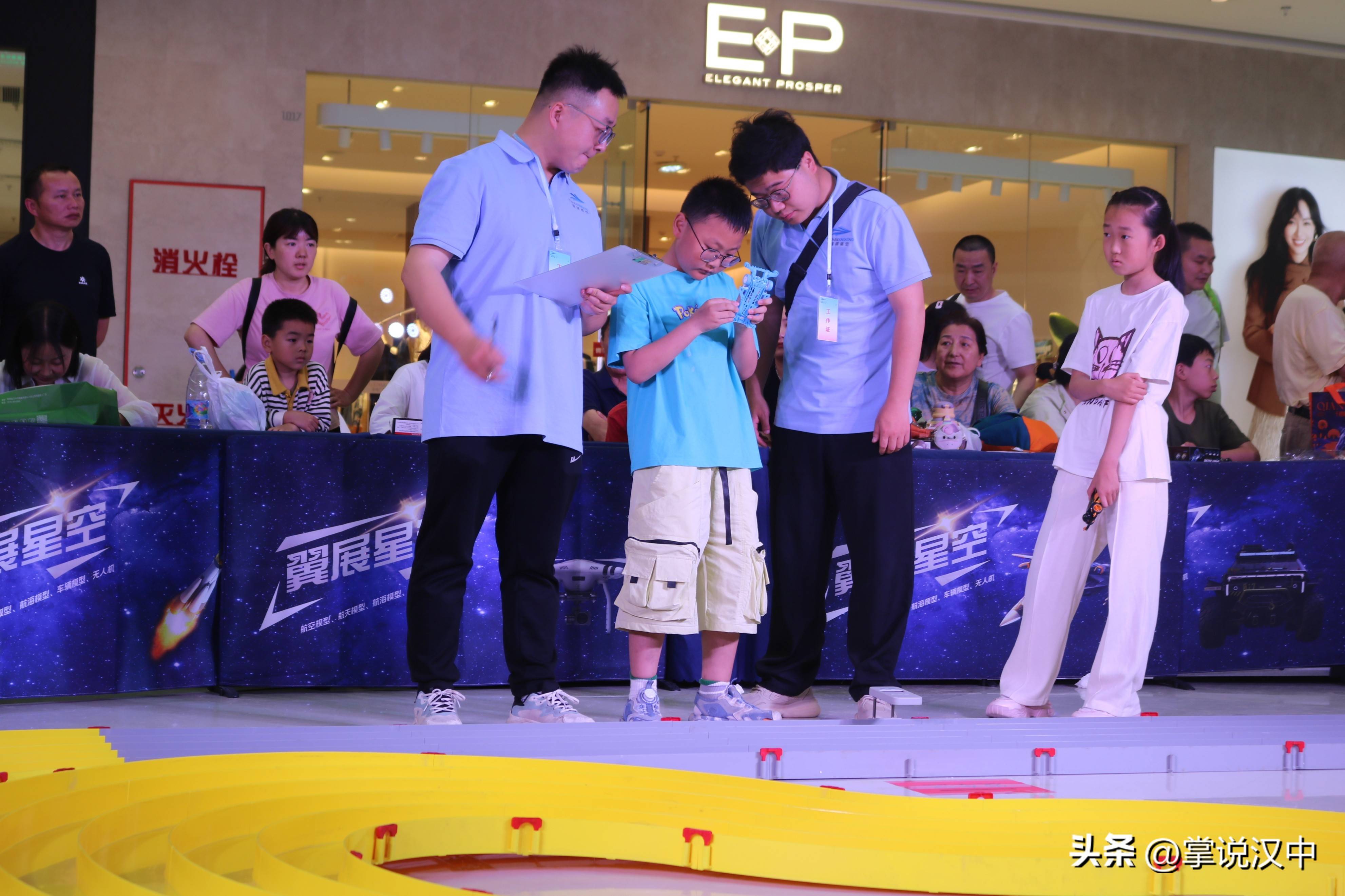 半岛体育下载入口官网-劲爆赛事吸引观众目光，精彩纷呈